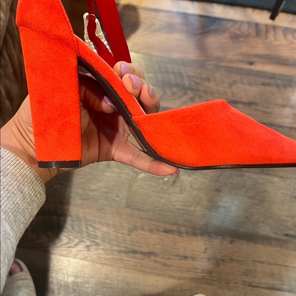 Elegant Red Women's Heels with Pearl Detailing - Picture 5 of 5